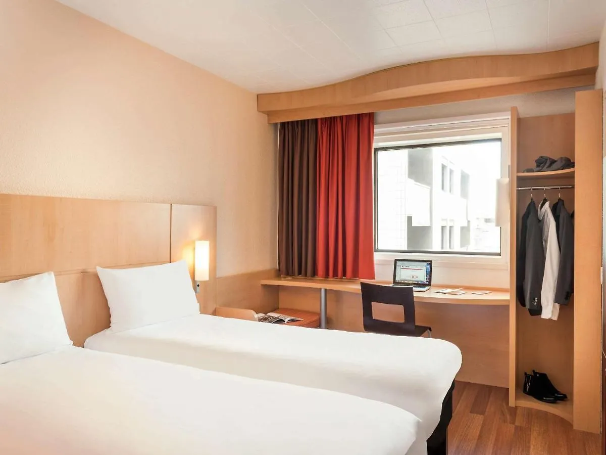 Ibis Paris La Defense Esplanade Hotel 3*
