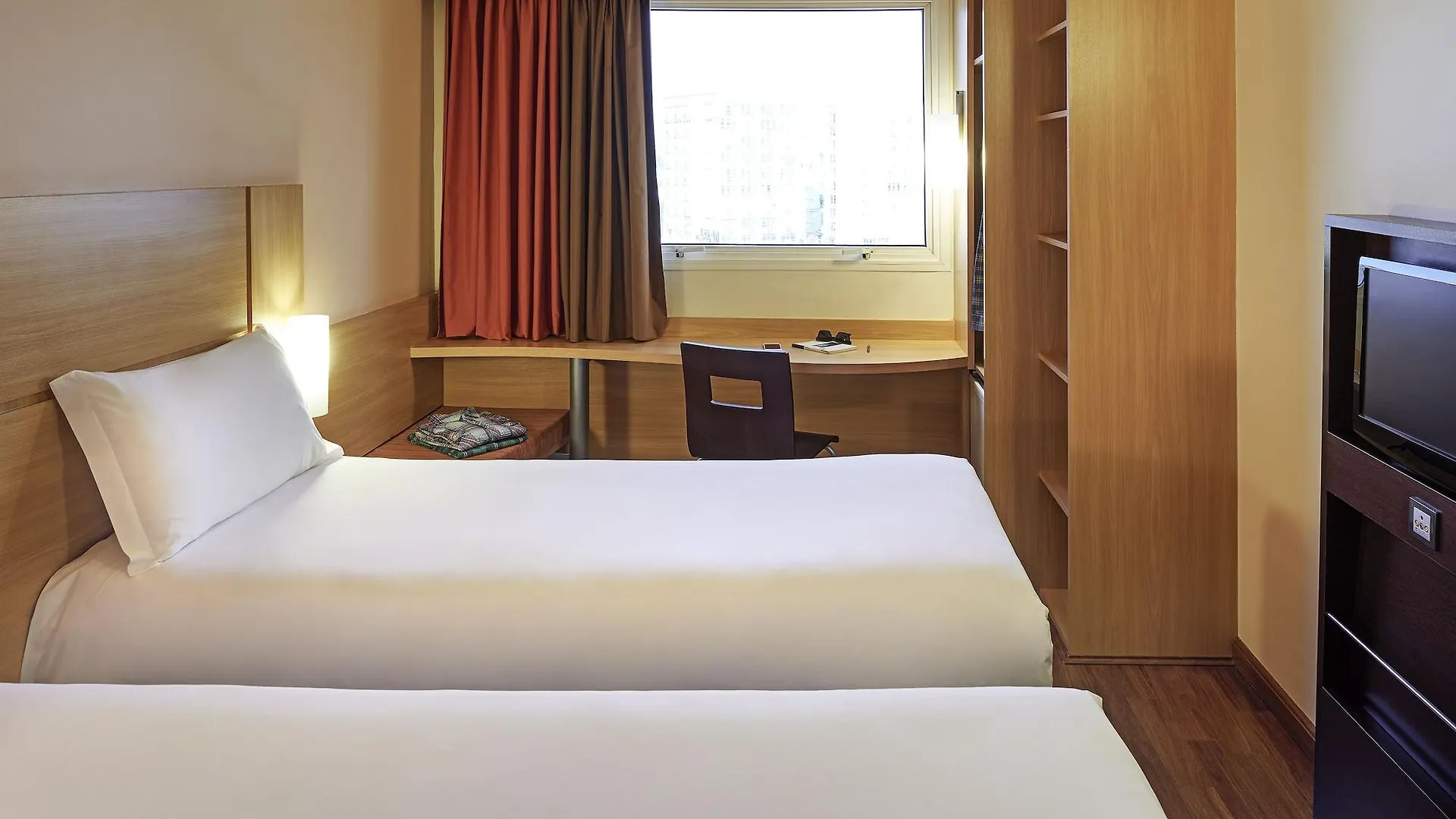 Hotel Ibis Paris La Defense Esplanade 3*