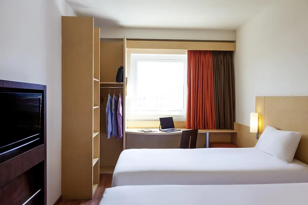 Ibis Paris La Defense Esplanade Hotel