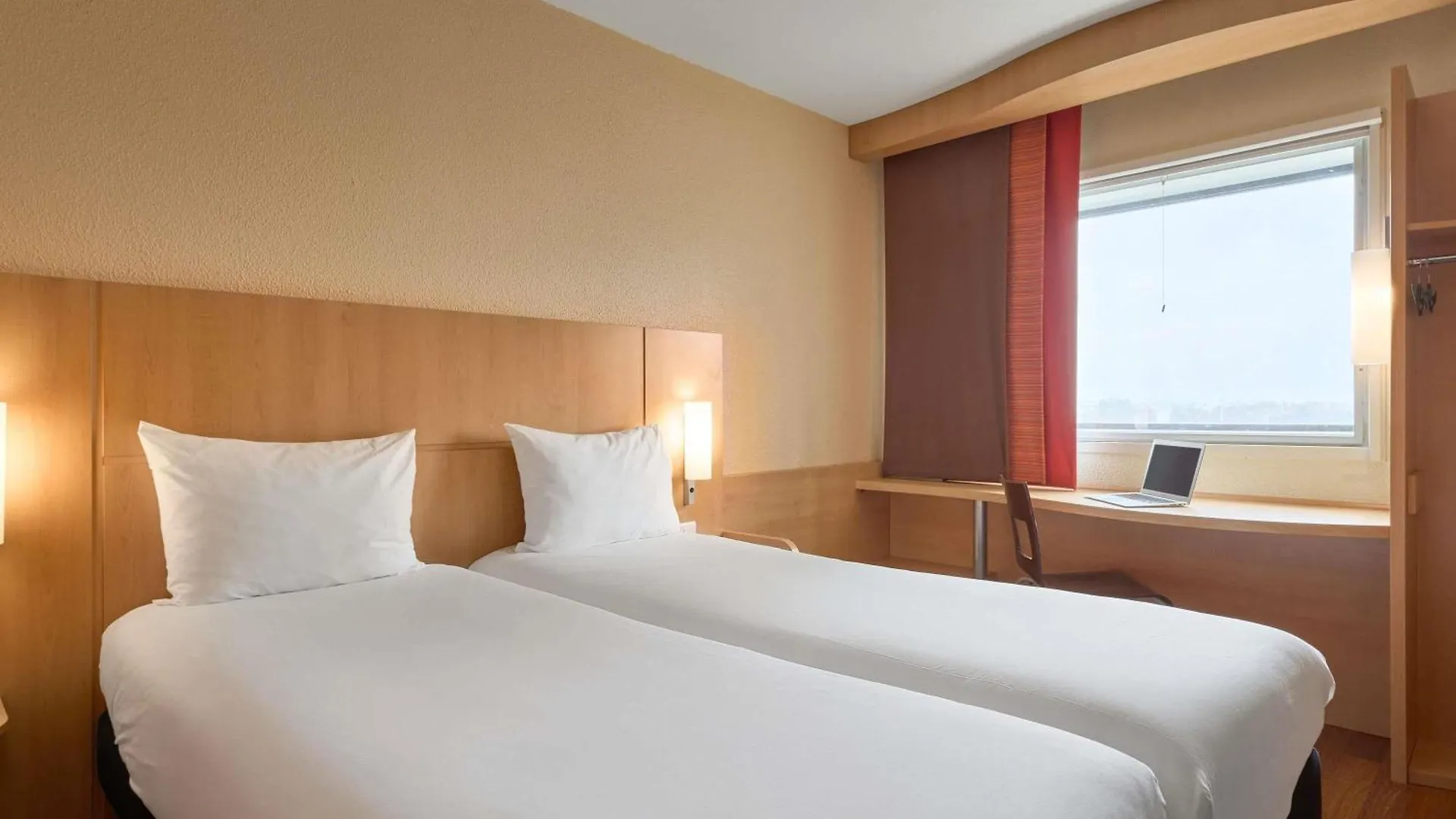 Ibis Paris La Defense Esplanade Hotel 3*