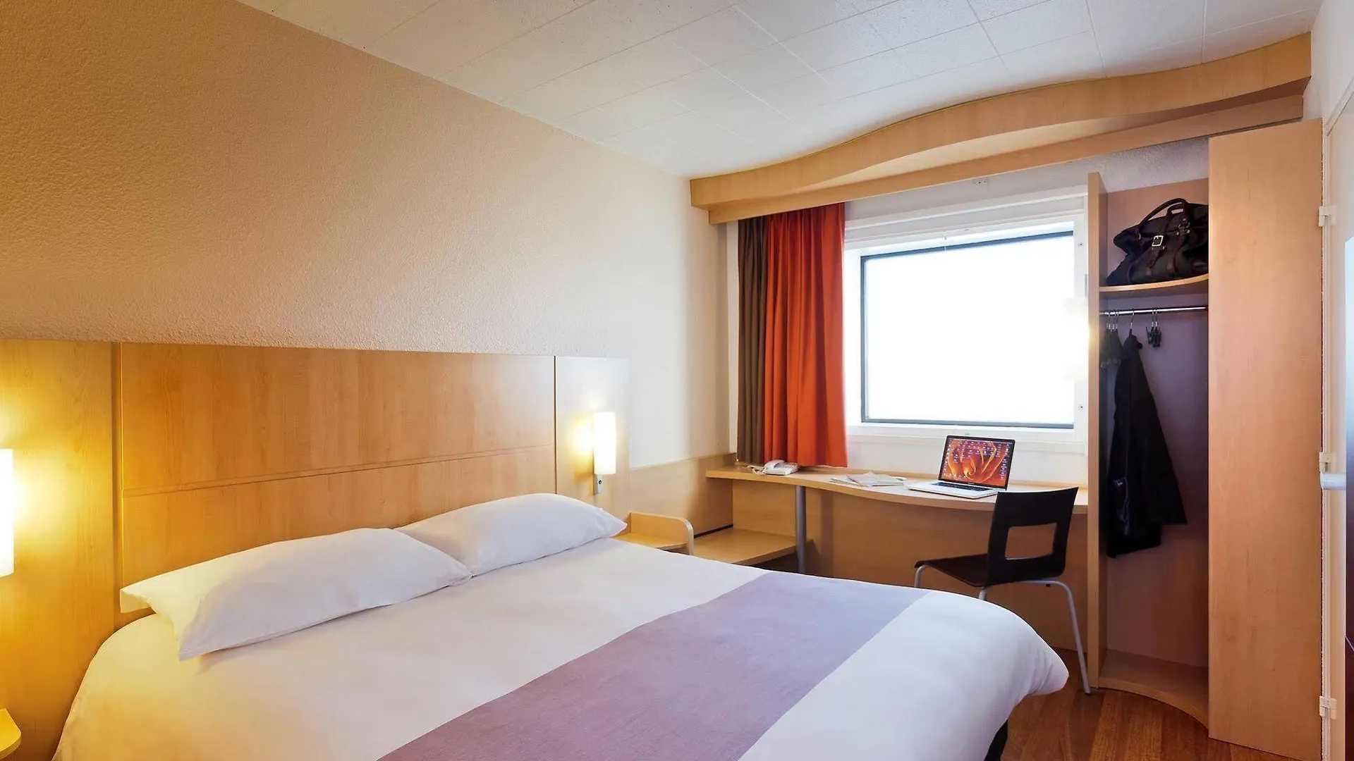 Ibis Paris La Defense Esplanade Hotel 3*